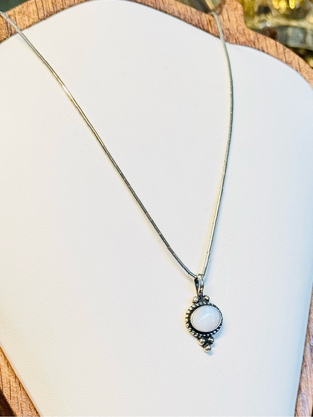 Native American Sterling ‘Liquid Silver’ Mother of Pearl Necklace - Picture 4 of 9